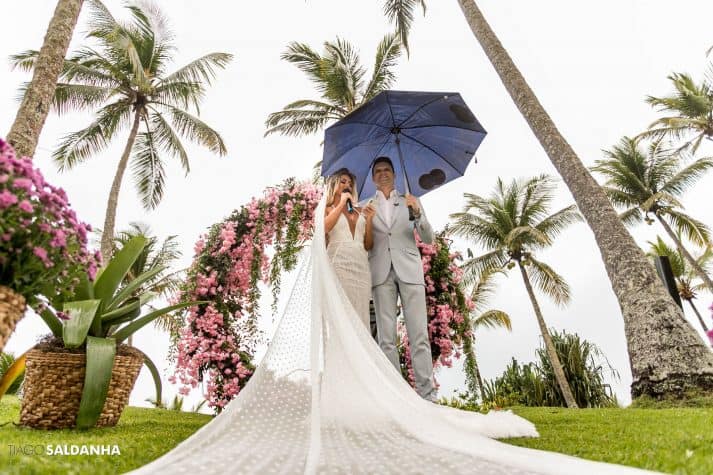 Aliança-no-Espelho-Casamento-Chandrélin-e-Laureano-cerimonia-na-praia-cerimonia-no-jardim-Chan-e-Lau-Rio-da-Barra24-713x475