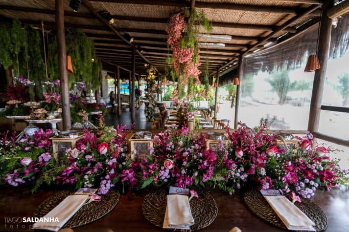 Casamento-Chandrélin-e-Laureano-Chan-e-Lau-decoracao-Defluer-Guta-Gula-Hotel-Rio-da-Barra-mesa-dos-convidados-tiago-saldanha-Trancoso45-713x475