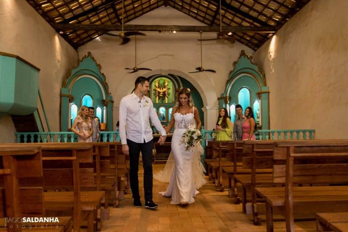 Casamento-Chandrélin-e-Laureano-cerimonia-na-igreja-Chan-e-Lau-foto-do-casal-Igreja-do-Quadrado-Trancoso4-713x475