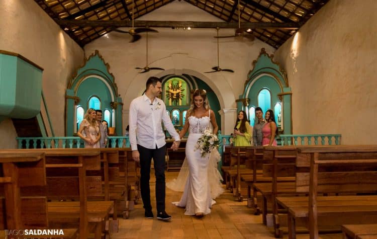 Casamento-Chandrélin-e-Laureano-cerimonia-na-igreja-Chan-e-Lau-foto-do-casal-Igreja-do-Quadrado-Trancoso4-750x475