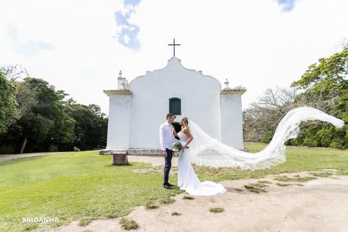 Casamento-Chandrélin-e-Laureano-cerimonia-na-igreja-Chan-e-Lau-foto-do-casal-Igreja-do-Quadrado-Trancoso5-713x475