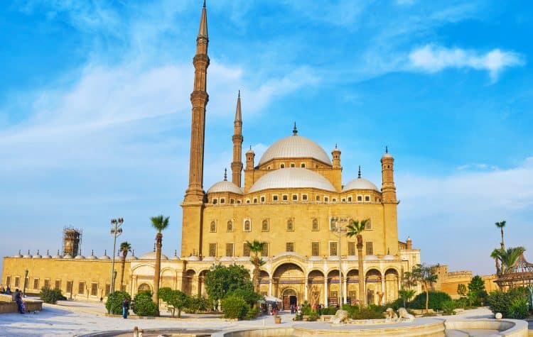 A-Mesquita-de-Muhammad-Ali-é-uma-das-edificações-religiosas-da-Cidadela-do-Cairo-que-conta-com-traços-islâmicos.-750x475