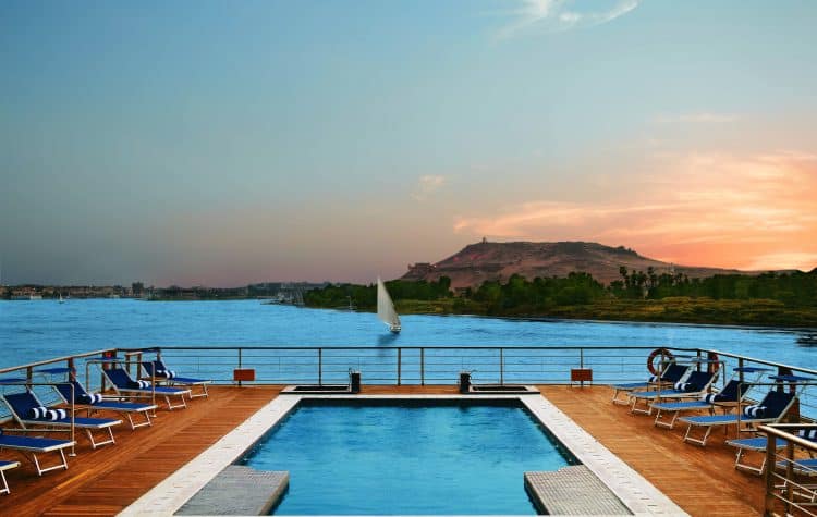 A-piscina-no-deck-do-Oberoi-Zahra-é-perfeita-para-momentos-de-relaxamento-a-dois-diante-de-paisagens-deslumbrantes-do-Nilo.-750x475
