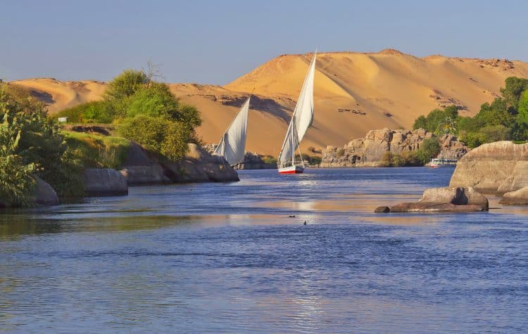 Além-de-emoldurar-o-cenário-do-Egito-o-Rio-Nilo-é-a-principal-fonte-de-vida-no-país-e-foi-fundamental-para-o-desenvolvimento-do-Império-egípcio.-750x475