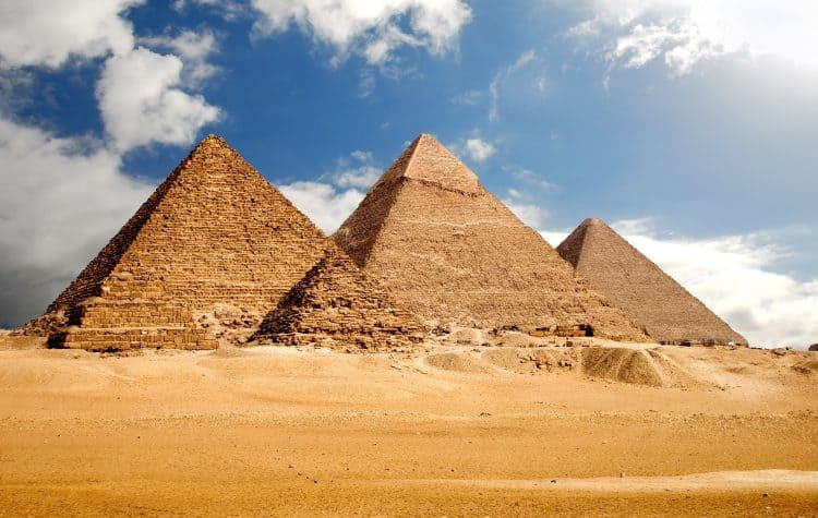 As-Pirâmides-de-Gizé-são-consideradas-uma-das-Sete-Maravilhadas-do-Mundo-Antigo-mais-bem-preservadas.-750x475