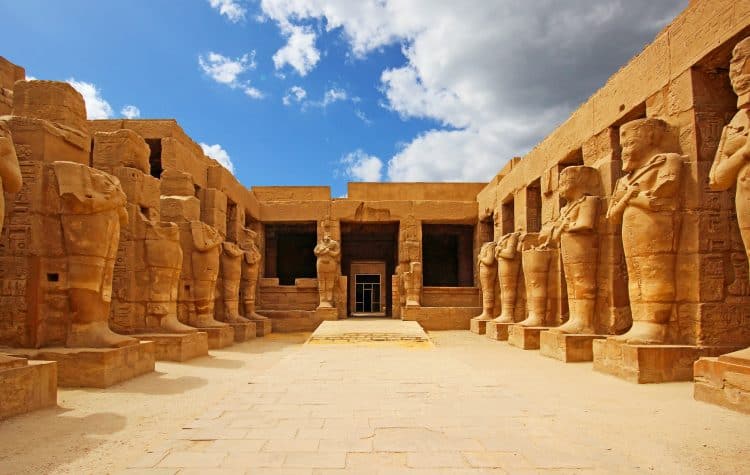 O-Templo-de-Karnak-é-o-maior-templo-construído-no-Egito-e-uma-das-principais-atrações-de-Luxor.-750x475