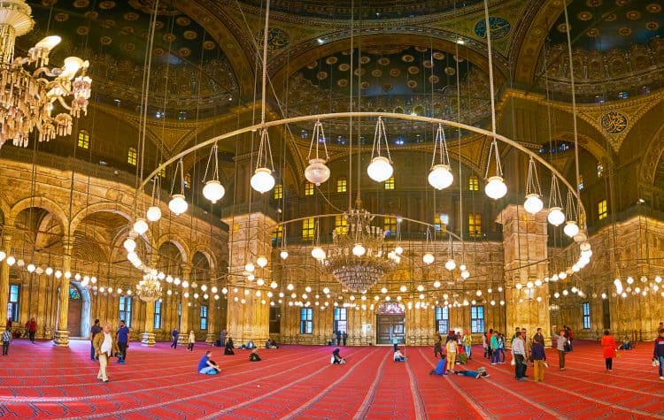 O-interior-da-Mesquita-de-Muhammad-Ali-é-tão-impressionante-quanto-a-sua-arquitetura-externa.-750x475