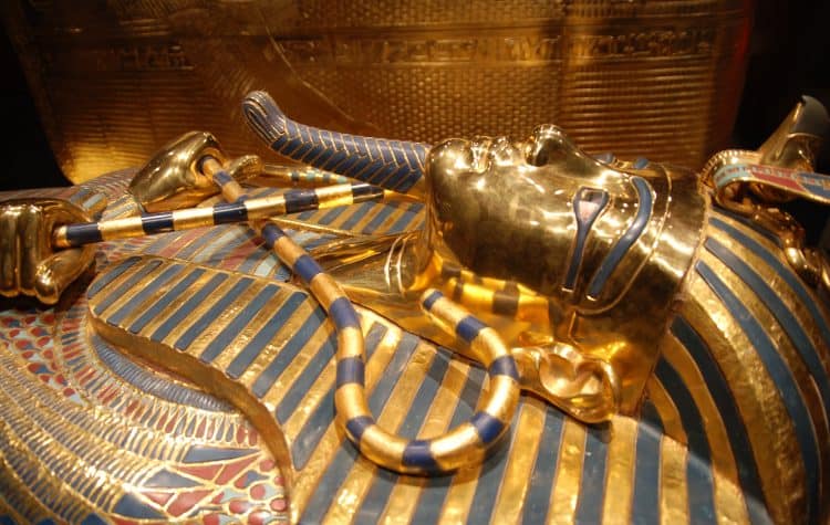Tesouros-de-Tutankhamon-em-exibição-no-Museu-Egípcio-do-Cairo.-750x475