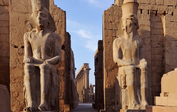 Uma-das-mais-belas-heranças-preservadas-é-o-Templo-de-Luxor-ícone-da-cidade-construído-na-Era-faraônica.-750x475