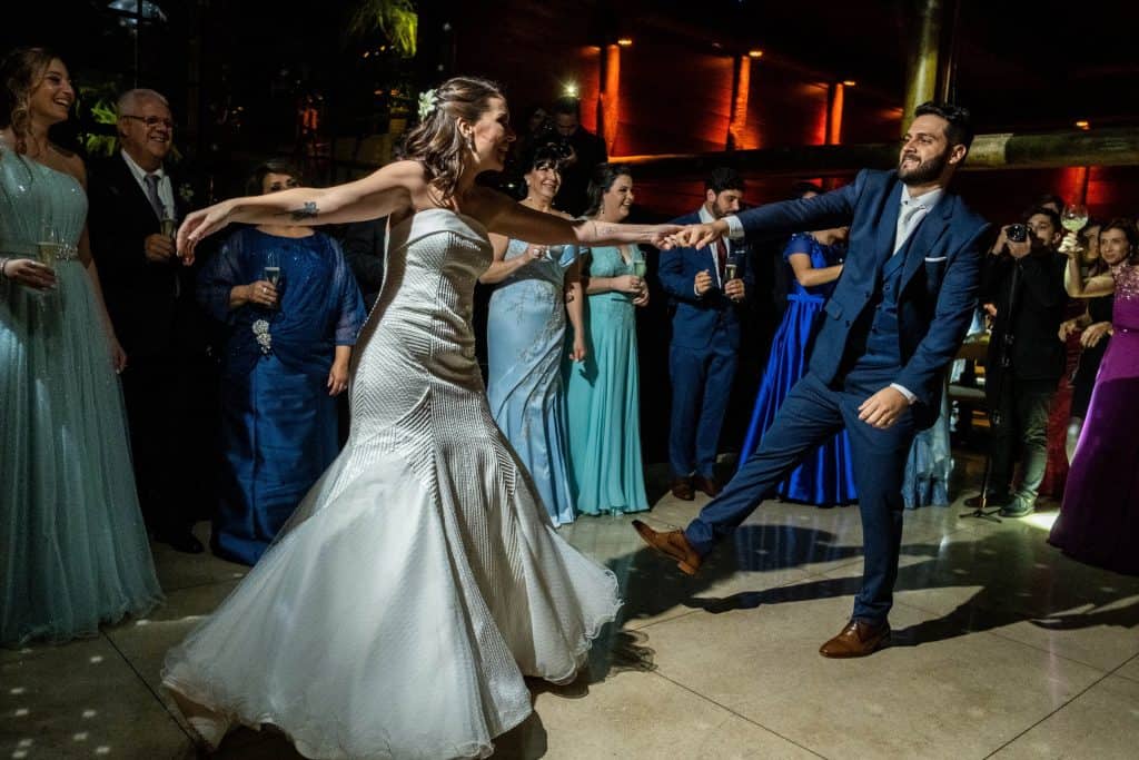 Bel-Benkler-eventos-Casamento-Ariane-e-Matheus-cerimonia-decoracao-contemporanea-fotografia-Rafael-Bigarelli-noivos-na-pista-Spazio-Giardini-62-1024x683
