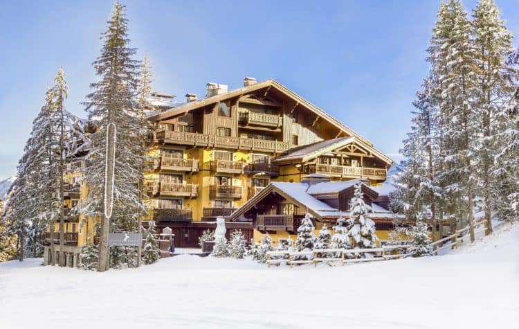 O-design-contemporâneo-do-hotel-Cheval-Blanc-reúne-elegância-conforto-e-o-charme-típico-dos-Alpes.-750x475
