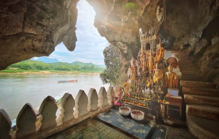 As-Cavernas-Pak-Ou-são-uns-dos-tesouros-de-Luang-Prabang-responsáveis-por-abrigar-estátuas-e-imagens-centenárias-de-Buda-e-outras-divindades.-750x475