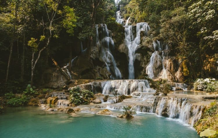 As-cachoeiras-de-Kuang-Si-formam-uma-piscina-natural-que-mistura-vários-tons-de-azul-e-verde.-750x475
