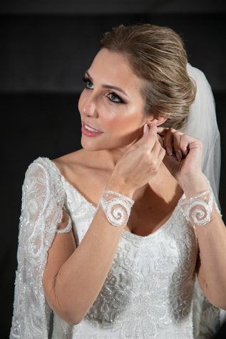 Casamento-Amanda-e-Flavio-Hotel-Unique-Anna-Quast-e-Ricky-Arruda-Babi-Leite-making-of07300301-317x475