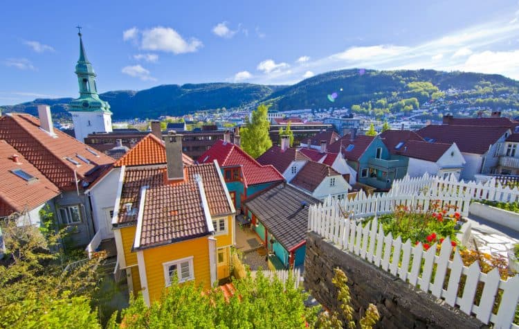 Cercada-por-montanhas-Bergen-é-a-segunda-maior-cidade-da-Noruega-e-ainda-preserva-o-charme-de-pequenas-cidades.-750x475
