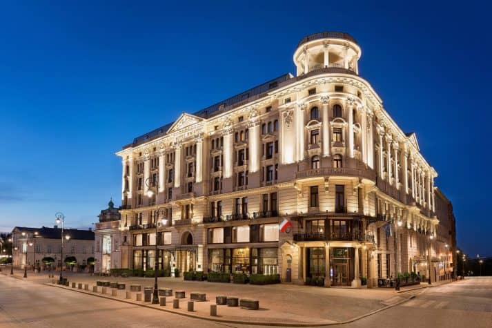 De-localização-privilegiada-o-Hotel-Bristol-tem-estilo-Art-Nouveau-com-fachada-neorrenascentista.-713x475