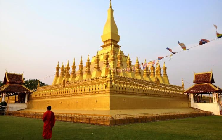 Em-Vientiane-o-Pha-That-Luang-é-um-dos-símbolos-budistas-mais-importantes-do-destino-e-segundo-as-tradições-abriga-uma-relíquia-muito-sagrada-o-osso-esterno-de-Buda.-750x475