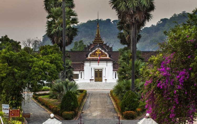 O-Haw-Kham-também-é-conhecido-como-Salão-de-Ouro-ou-Palácio-Real-e-serviu-de-residência-para-a-realeza-até-o-fim-da-monarquia-no-país.-750x475