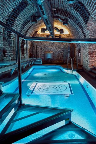 O-Hotel-Copernicus-ainda-proporciona-piscina-indoor-e-um-spa-assinado-pela-marca-L’Occitane.-317x475