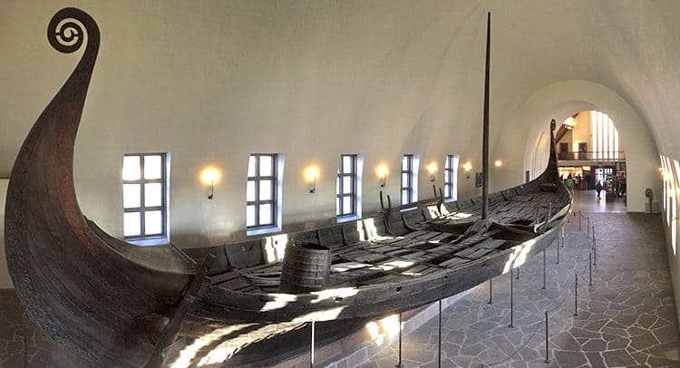 O-The-Viking-Ship-Museum-é-uma-das-principais-atrações-da-cidade-e-exibe-várias-embarcações-vikings-encontradas-em-diversas-escavações.-750x406