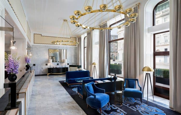 O-interior-elegante-do-Hotel-Bristol-é-decorados-com-elemento-art-déco.-750x475