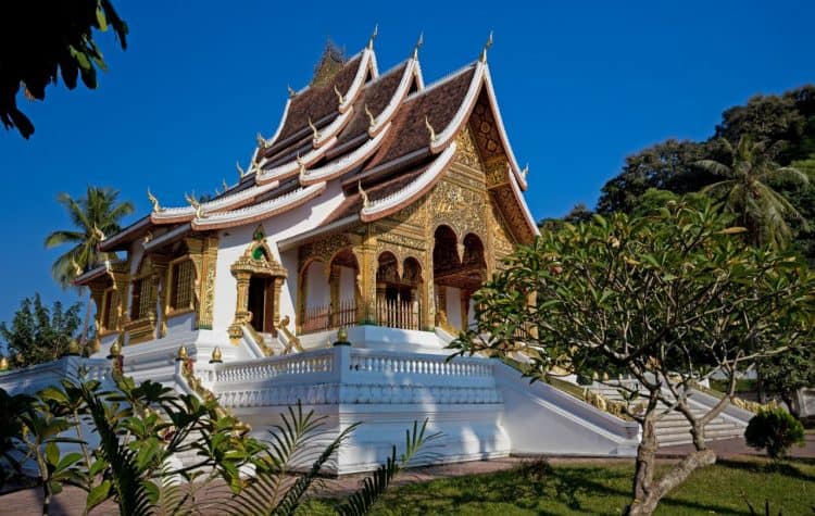 O-templo-Wat-Mai-Suwannaphumaham-é-um-dos-maiores-do-país-além-de-ser-considerado-um-dos-mais-bem-decorados.-750x475