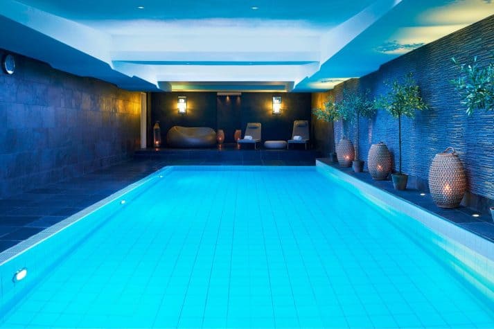 Para-relaxar-o-Hotel-Bristol-ainda-proporciona-spa-área-fitness-e-piscina-indoor-aquecida.-713x475