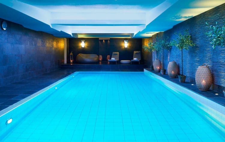 Para-relaxar-o-Hotel-Bristol-ainda-proporciona-spa-área-fitness-e-piscina-indoor-aquecida.-750x475