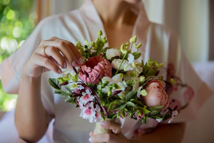 casamento-Taina-e-Hugo-Itapororoca-Villa-Trancoso-Patricia-Galvao-Sotter-Fotografia-Buque-Guta-Gula-Making-Of167-712x475