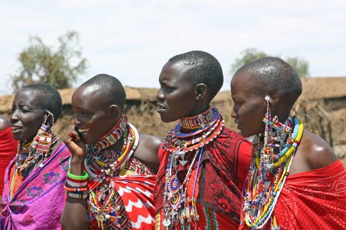 A-Reserva-Nacional-Masai-Mara-também-abriga-a-tribo-do-povo-Masai-o-que-permite-aos-visitantes-maior-proximidade-da-autêntica-cultura-queniana.-713x475