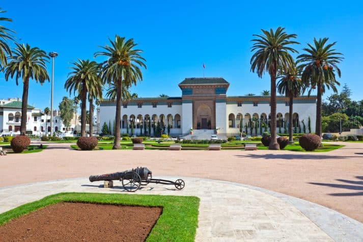 A-Muhammad-Square-V-guarda-algumas-construções-icônicas-e-é-considerada-o-epicentro-do-estilo-Art-Déco-em-Casablanca.-713x475