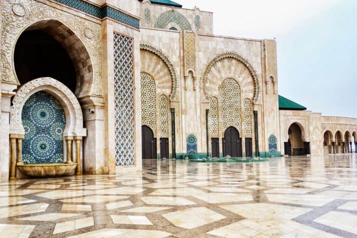 Com-impressionante-e-arrojado-design-árabe-a-Mesquita-Hassan-II-ostenta-ares-clássicos-conferidos-pelo-uso-de-mármore-e-granito.-713x475