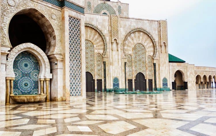 Com-impressionante-e-arrojado-design-árabe-a-Mesquita-Hassan-II-ostenta-ares-clássicos-conferidos-pelo-uso-de-mármore-e-granito.-750x475