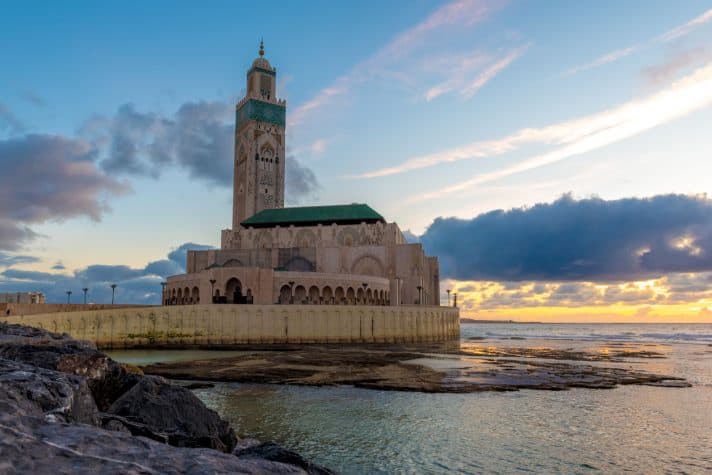 Inaugurada-em-1993-a-Mesquita-Hassan-II-está-entre-as-maiores-do-mundo-e-é-um-dos-cartões-postais-mais-emblemáticos-de-Casablanca.-712x475