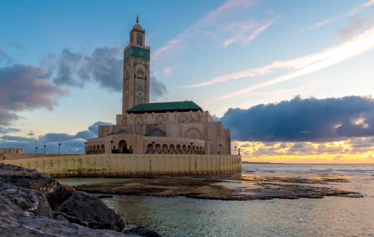 Inaugurada-em-1993-a-Mesquita-Hassan-II-está-entre-as-maiores-do-mundo-e-é-um-dos-cartões-postais-mais-emblemáticos-de-Casablanca.-750x475