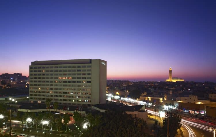 O-Hyatt-Regency-Casablanca-está-instalado-no-centro-da-cidade-proporcionando-vistas-para-ícones-como-a-Mesquita-Hassan-II-e-a-United-Nations-Square.-750x475