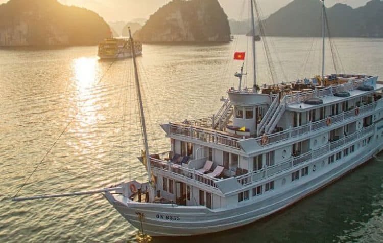 A-Paradise-Cruises-a-bordo-do-navio-Paradise-Peak-realiza-um-cruzeiro-com-o-todo-o-conforto-por-Halong-Bay.-750x475