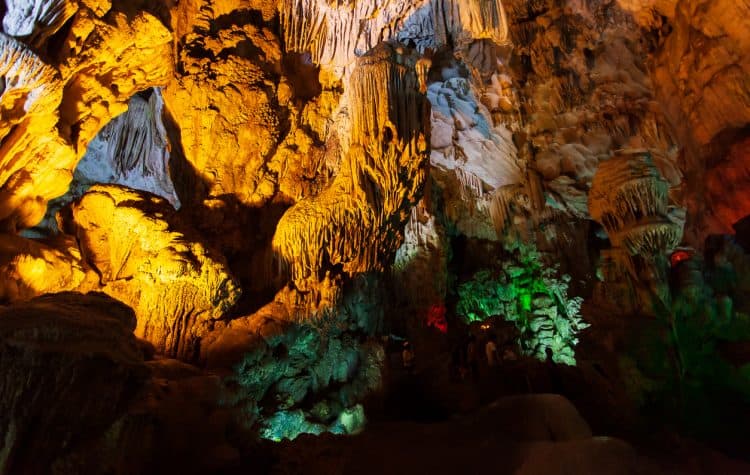Dentre-os-principais-atrativos-de-Halong-Bay-estão-cavernas-subaquáticas-e-grutas.-750x475