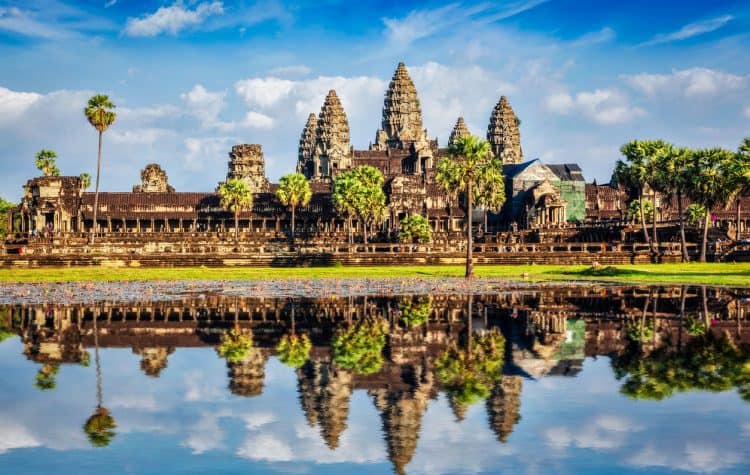Siem-Reap-está-aninhada-entre-plantações-de-arroz-abrigando-vários-templos-e-museus.-750x475