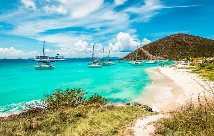 Além-das-belezas-paradisíacas-as-Ilhas-Virgens-Britânicas-são-conhecidas-como-o-maior-polo-de-aluguel-de-veleiros-do-Caribe.-750x475
